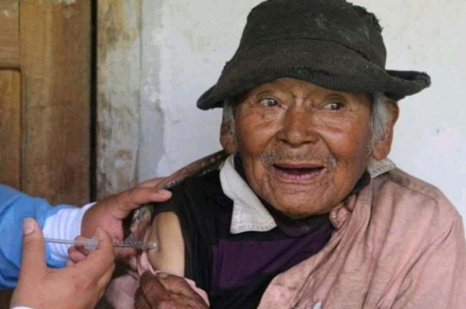covid vacuna 121 años anciano peru
