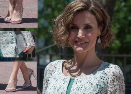 La Reina Letizia con zapatos y bolso transparentes de vinilo de magrit