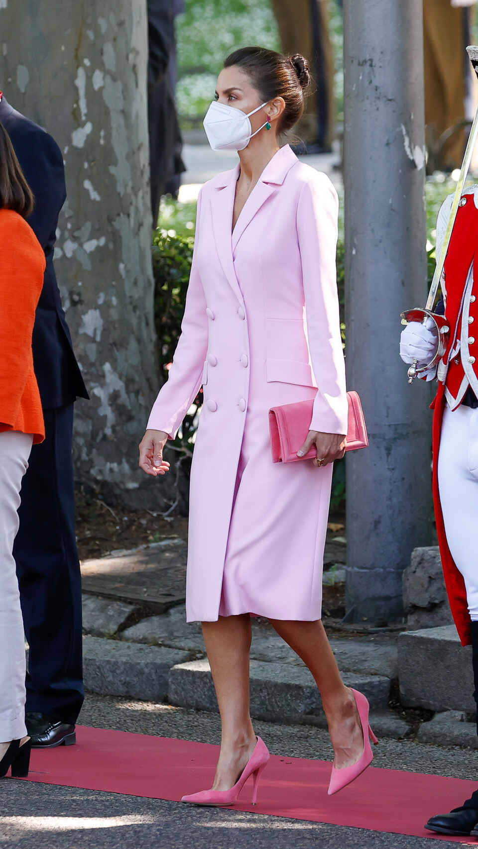 letizia vestido rosa esmoquin fuerzas armadas igual marca shein