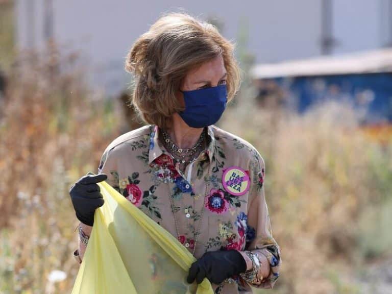 La Reina Sofía, una reina de andar por casa… Así, recoge y tira la basura