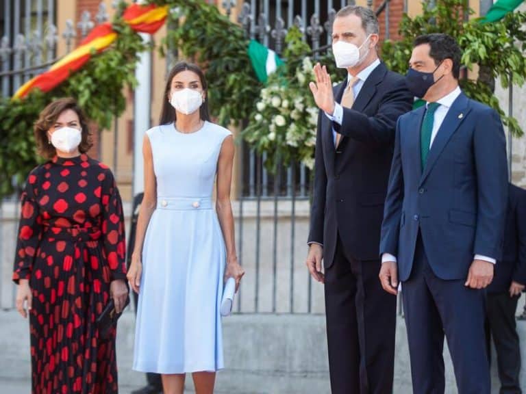 Reina Letizia, espectacular de azul y muy morena