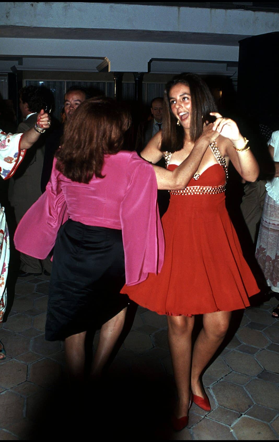 LA CANTANTE ROCIO JURADO CON SU HIJA ROCIO CARRASCO DURANTE UN ACTO PUBLICO bailan EN MADRID DECADA DE 1990