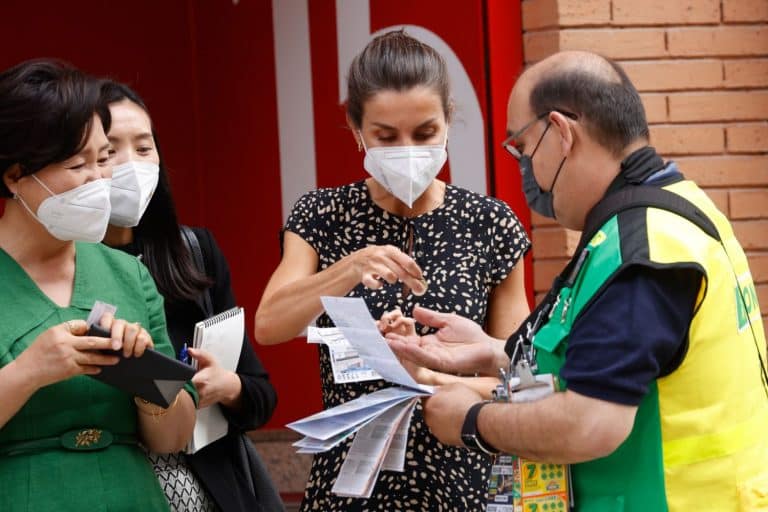 La Reina Letizia echa suerte para ver si le toca el cupón de la Once