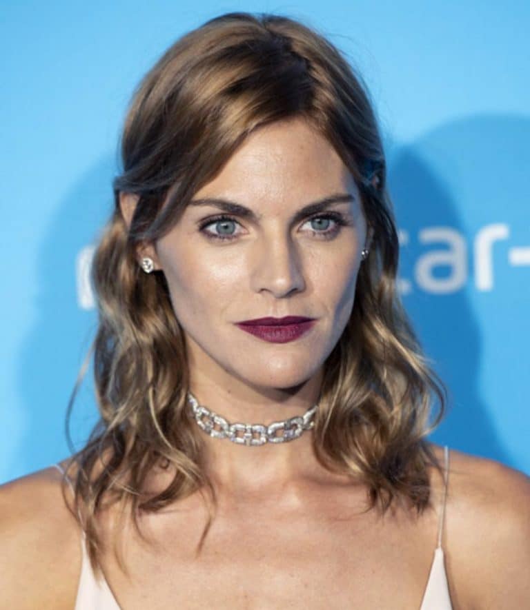Amaia Salamanca regresa públicamente ante los medios y nos muestra su sorprendente look