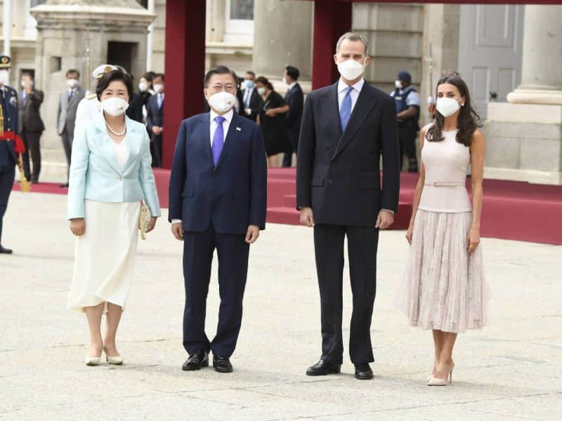 Doña Letizia repite su Felipe Varela y luce un look espectacular