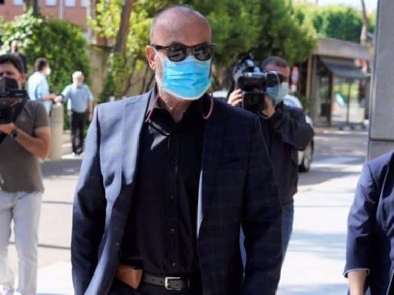 Manolo Ximénez al frente de las pertenencias de Mila