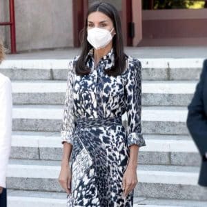 La Reina Letizia luce un atrevido look animal print impresionante