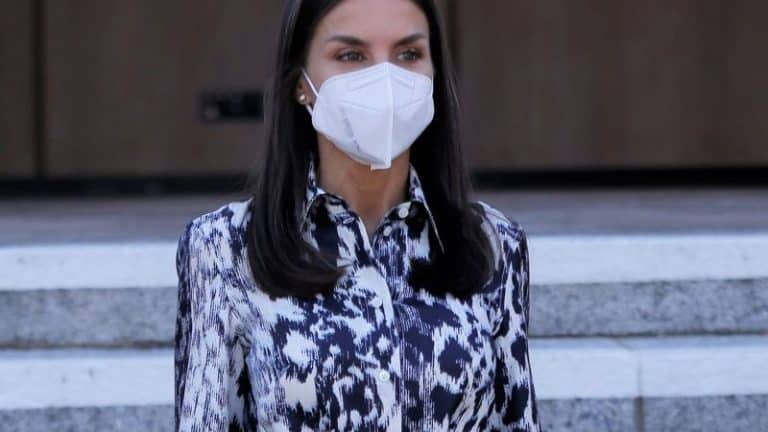La Reina Letizia luce un atrevido look animal print impresionante