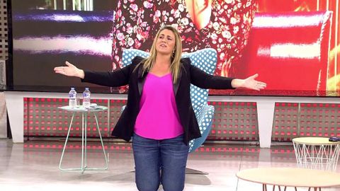 Carlota Corredera se arrodilla ante los colaboradores de Telecinco en plena ola de críticas