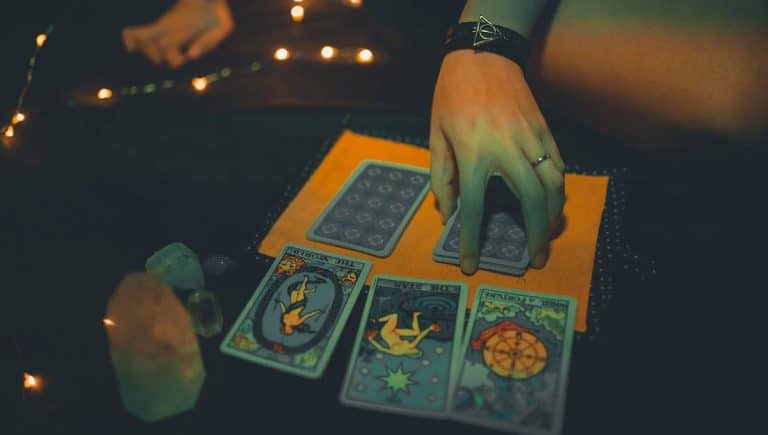El tarot del amor: descubre qué cartas indican la llegada de pareja