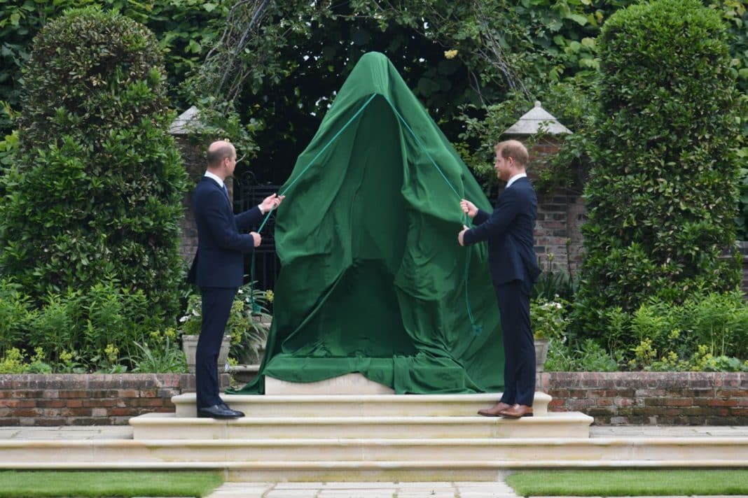 Harry y William revelan estatua Diana