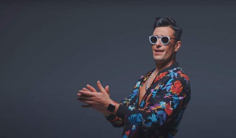 A Jesús de Manuel ‘todo le suma 23’: el escandaloso y divertido hit del verano
