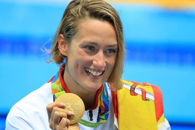 Mireia Belmonte, abanderada junto al piragüista Saúl Craviotto: La mala pata del COE
