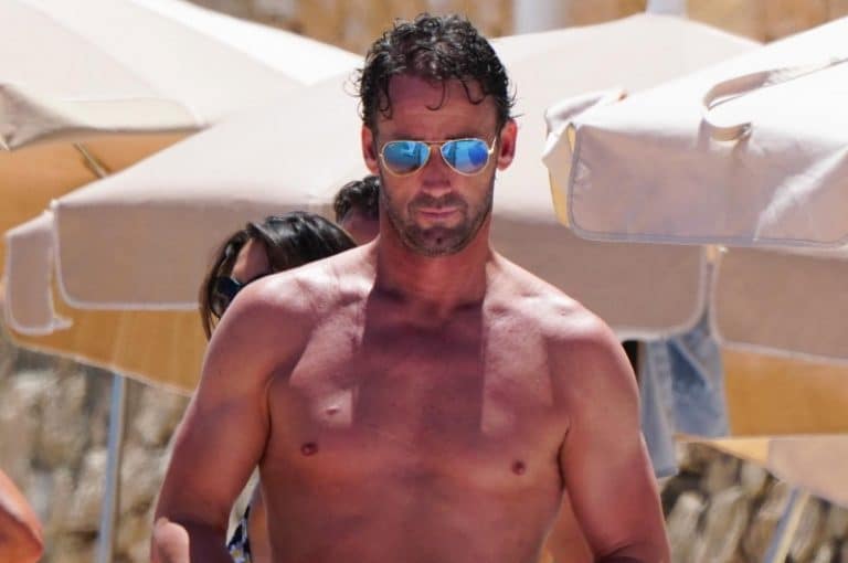 Álvaro Muñoz Escassi se quita la ropa aprovechando la ausencia de  María José Suárez