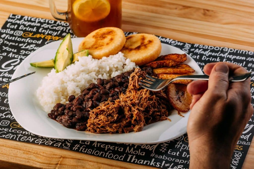 ¿Por qué la comida venezolana está tan de moda? La Arepera tiene la respuesta a precios baratísimos