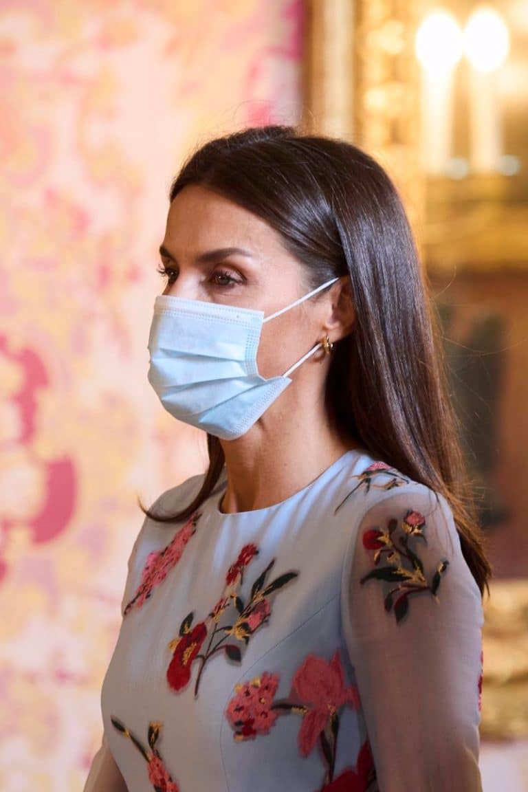 Doña Letizia repitió look y fue su mejor opción