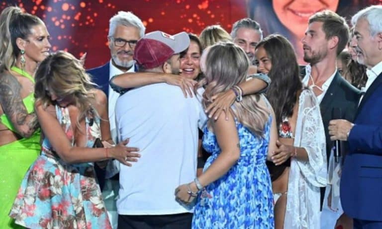 David Flores consigue el premio de Olga Moreno y se niega a soltarlo