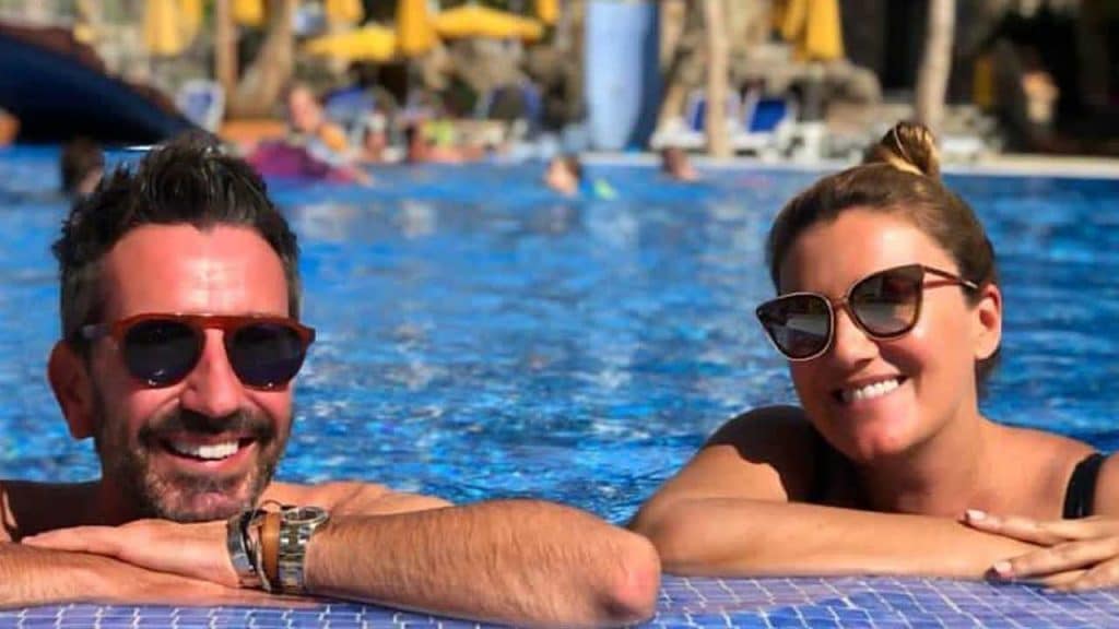 David Valldeperas y Carlota Corredera en la piscina