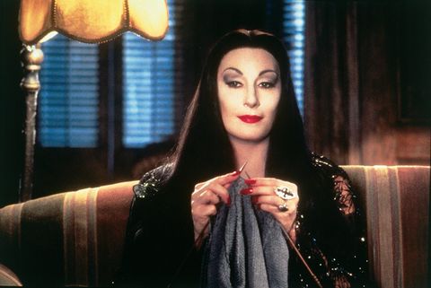 Anjelica Houston como Morticia Addams