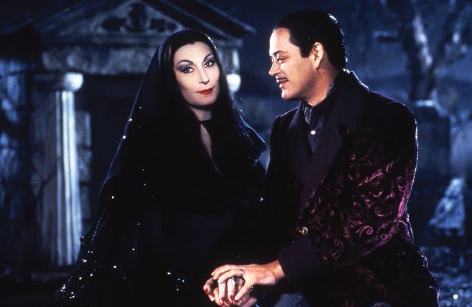 Anjelica Houston como Morticia Addams