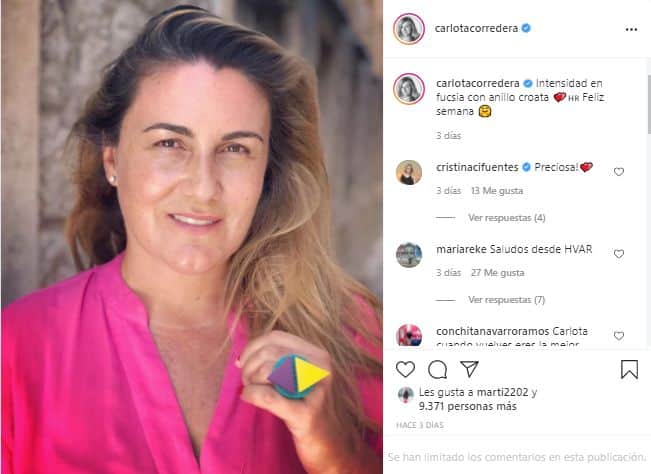 Carlota Corredera vestido fucsia Rocío Carrasco