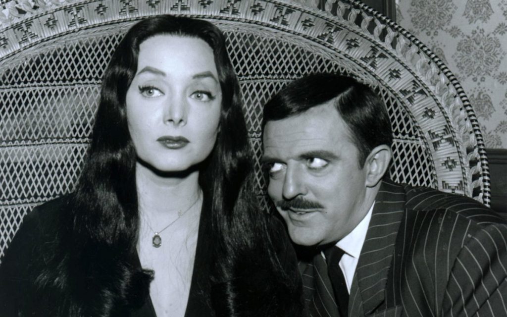 Carolyn Jones como Morticia Addams