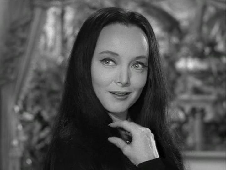 Carolyn Jones como Morticia Addams