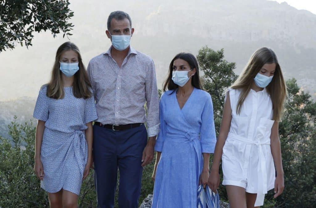 reyes felipe letizia con hijas posado 2021 mallorca