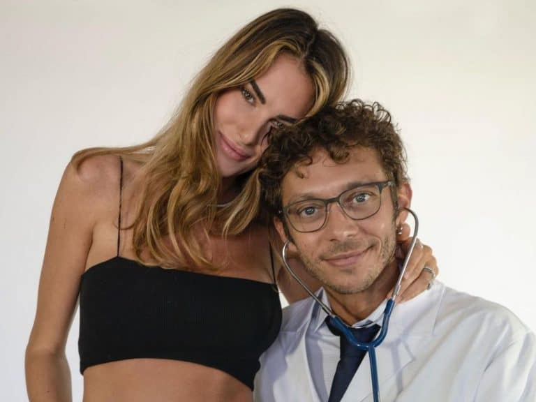 Valentino Rossi anuncia su futura paternidad vestido de doctor