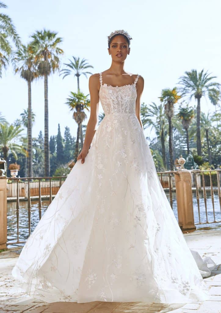 Pronovias 2022: su colección de vestidos inspirados en escotes asimétricos y flores orientales