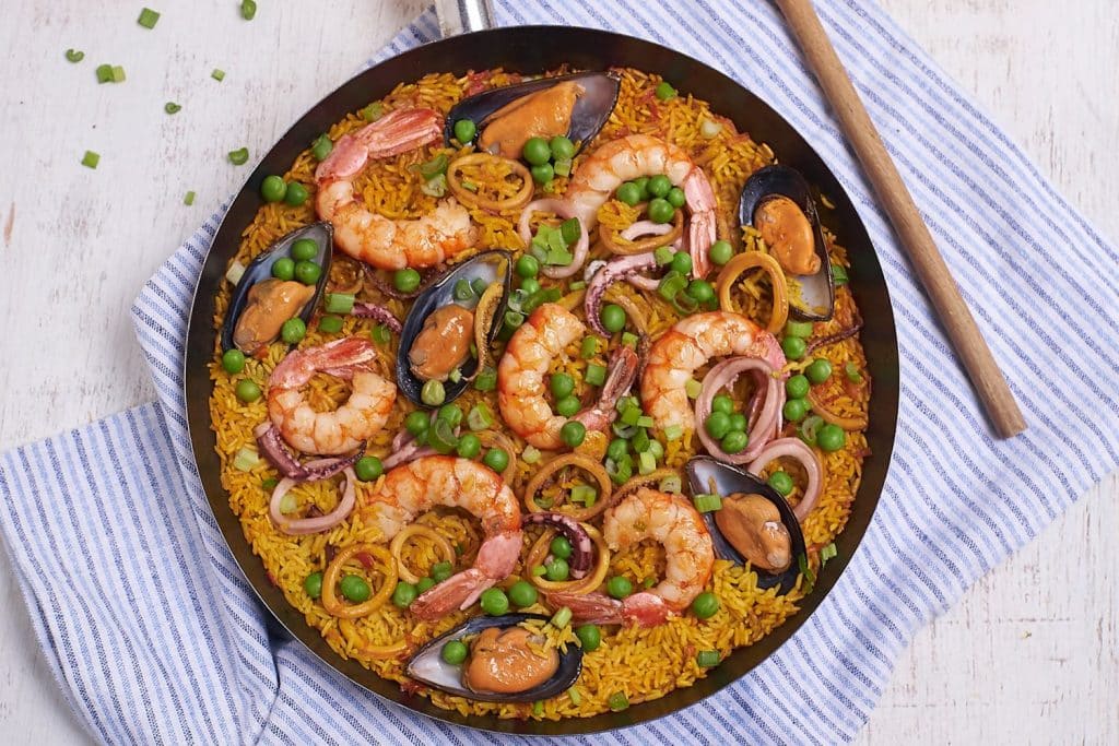 ¿Cuándo la paella deja de ser paella? Los expertos dejan claro qué no se le puede echar