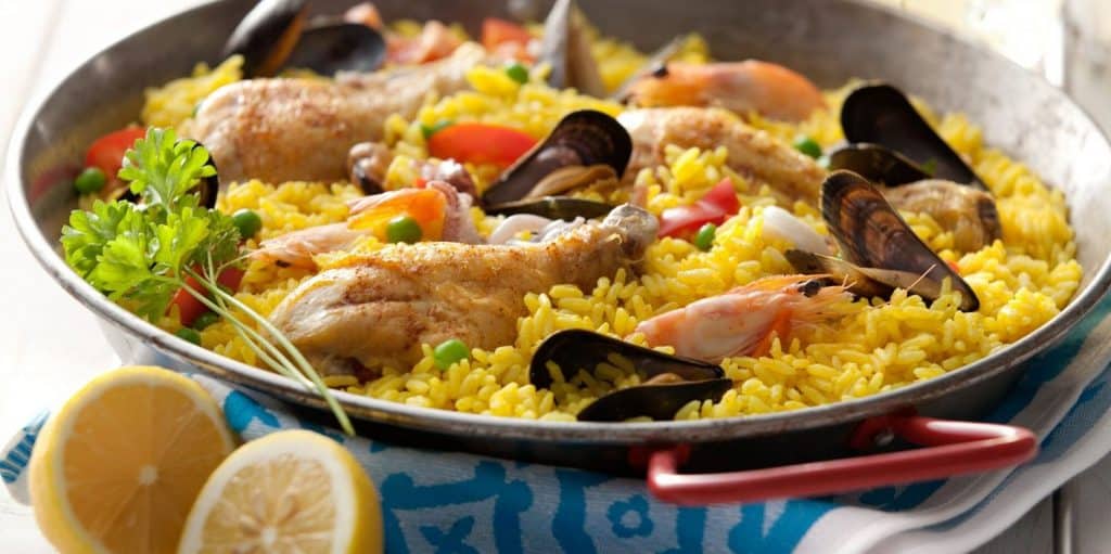 ¿Cuándo la paella deja de ser paella? Los expertos dejan claro qué no se le puede echar