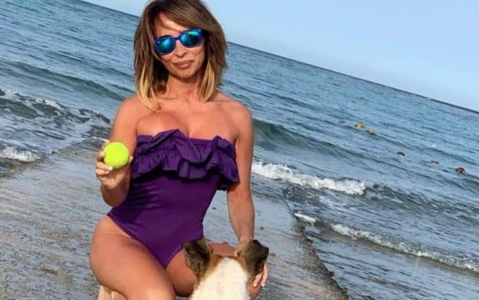 maria patiño en la playa