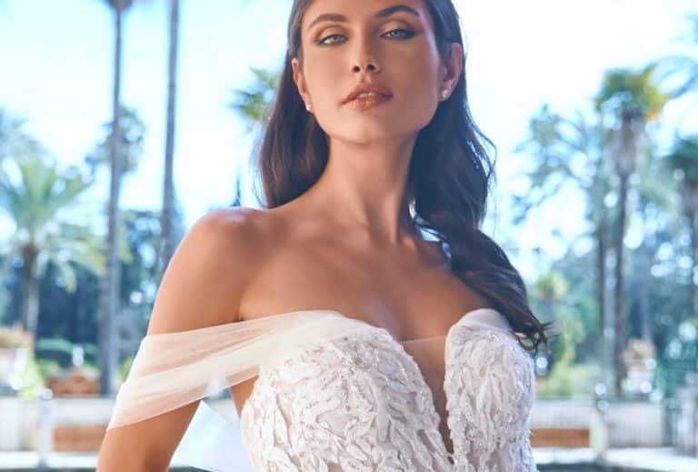 Pronovias 2022: su colección de vestidos inspirados en escotes asimétricos y flores orientales