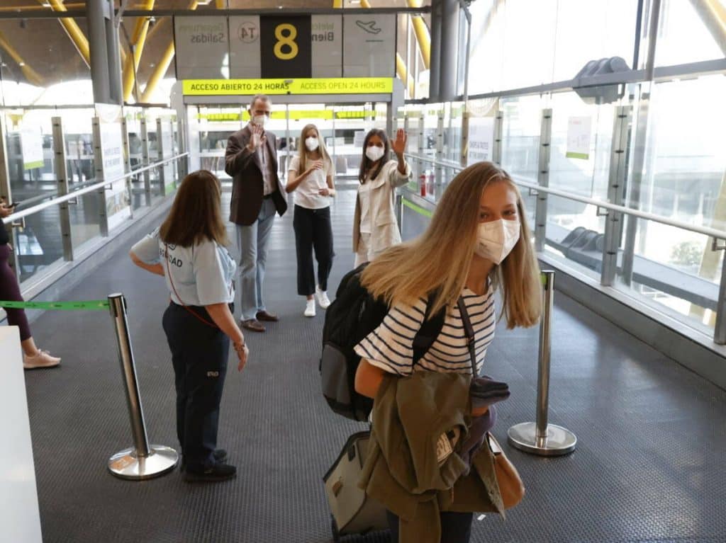 Princesa Leonor: las fotos más emotivas con besos y abrazos de los Reyes y Sofía en el aeropuerto