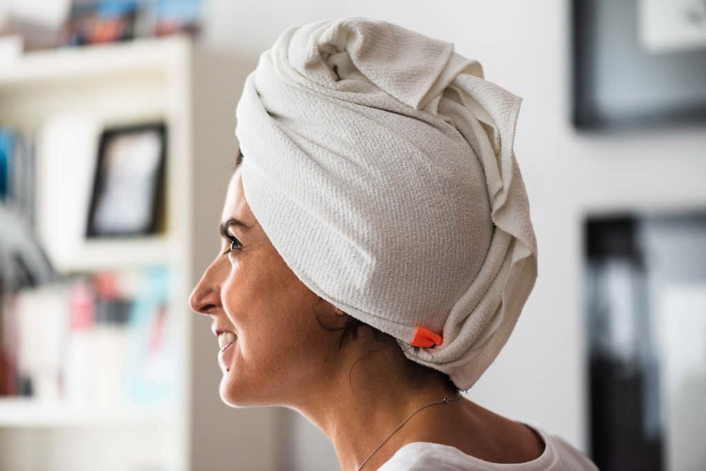 Aquis te contamos por qué es la mejor toalla para secar el cabello y ahorrar en la factura de la luz