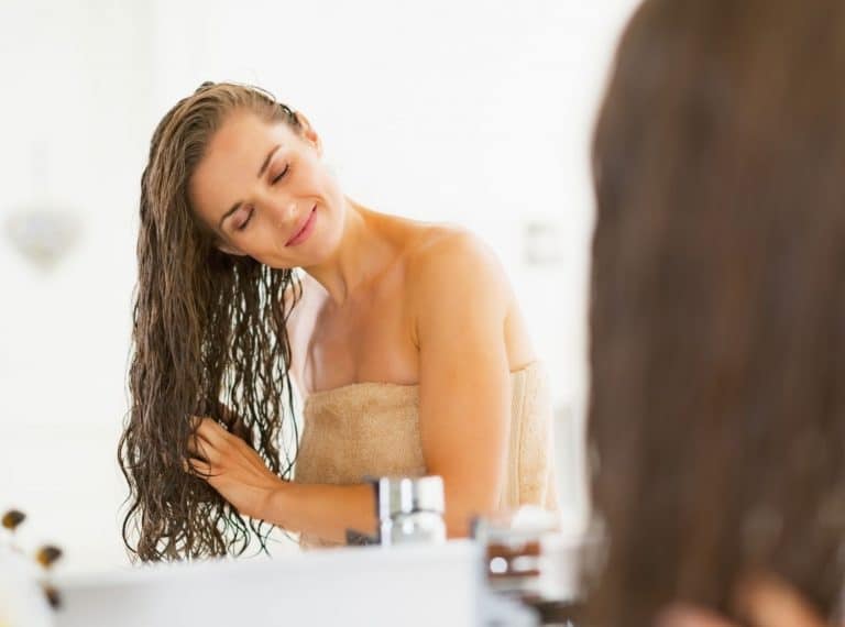 La moda de no secarse el pelo: pros y contras
