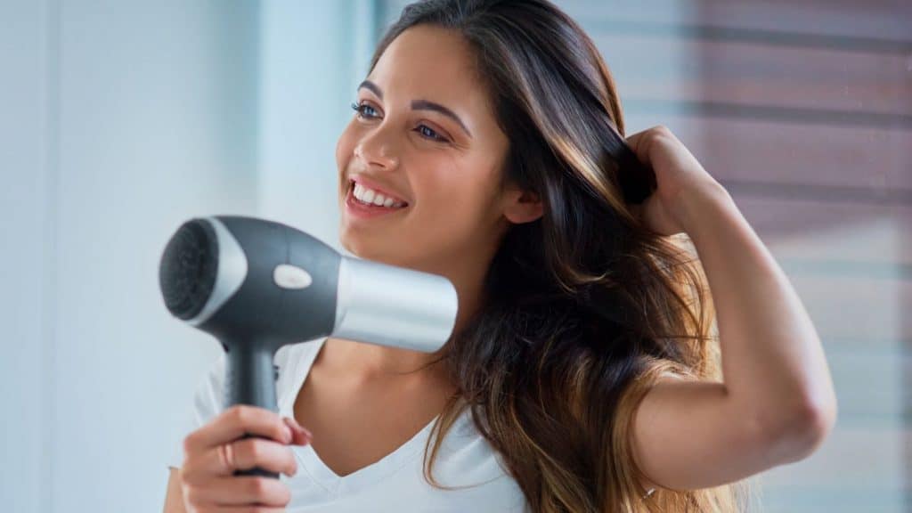 La moda de no secarse el pelo: pros y contras