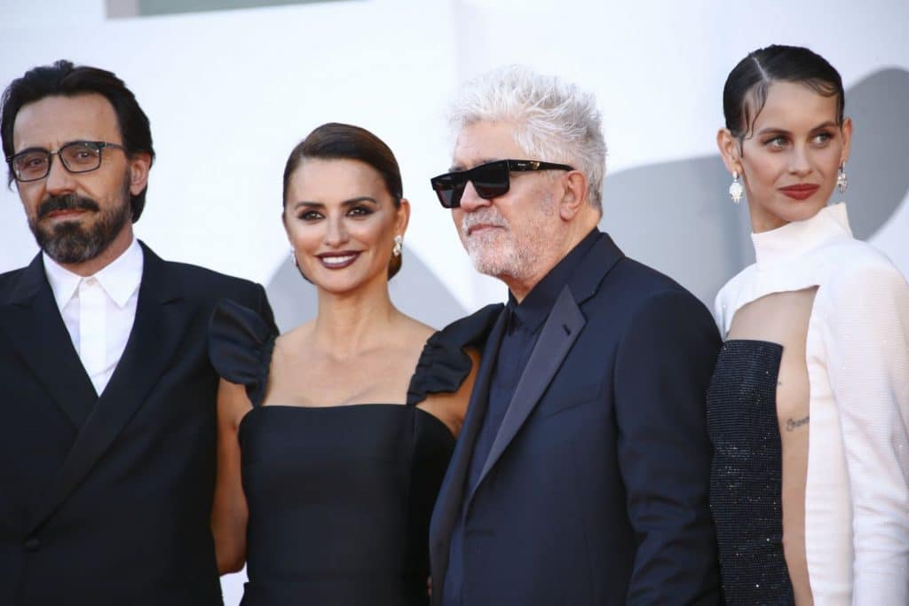Penélope Cruz deslumbra con su impresionante vestido Chanel en Venecia