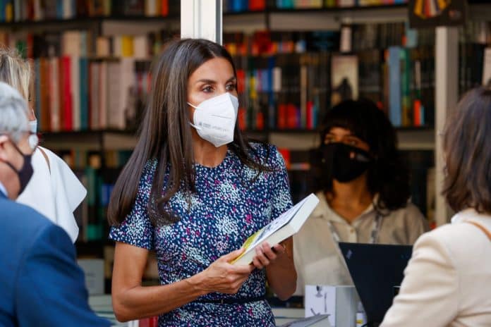 La Reina Letizia canas 'tira' a Sofía en el colegio para llegar corriendo a la Feria del Libro