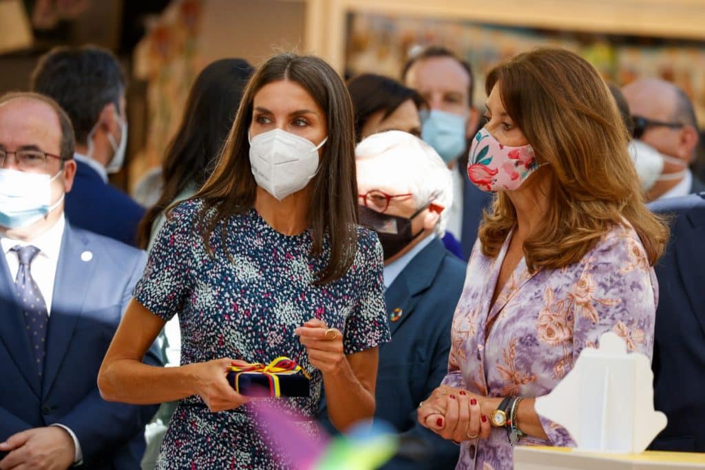 La Reina Letizia 'tira' a Sofía en el colegio para llegar corriendo a la Feria del Libro