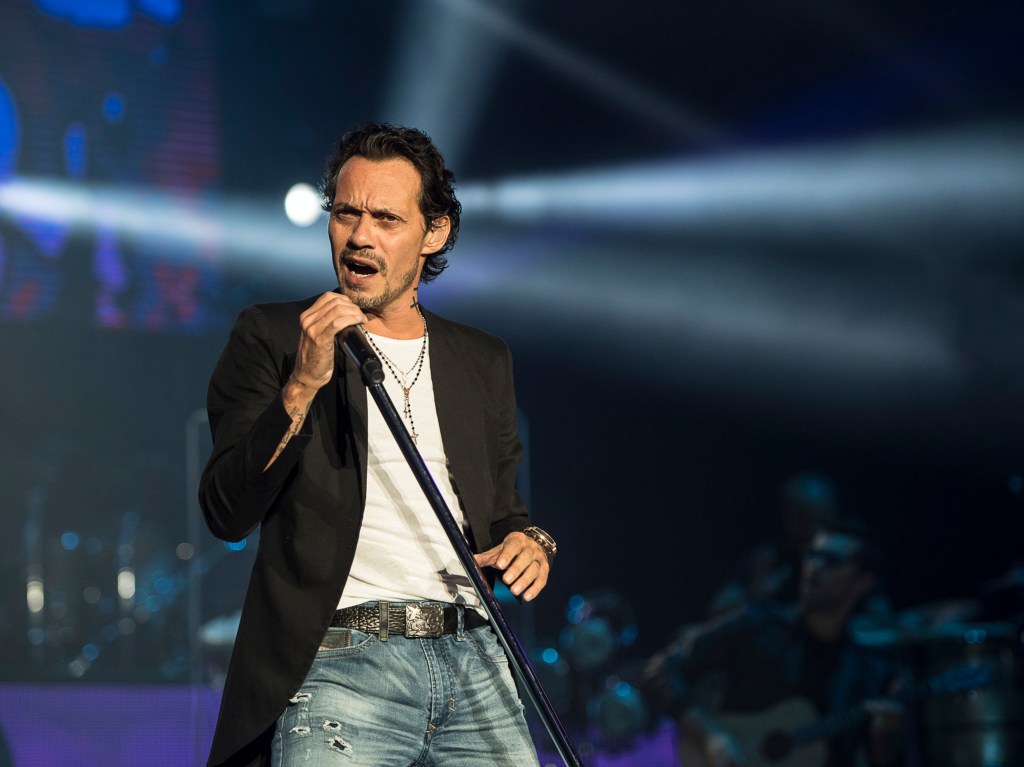 Marc Anthony y su bonito gesto con un fan ciego en pleno concierto