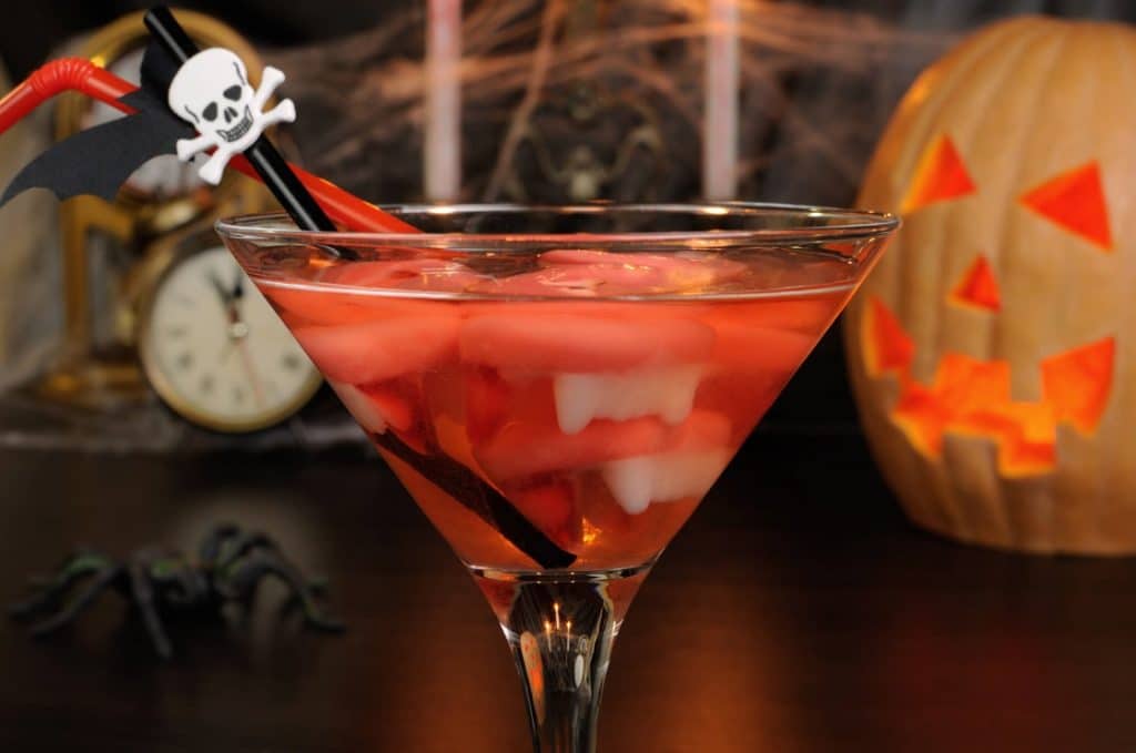 1 39 Halloween: Cócteles con alcohol para tu fiesta más terrorífica