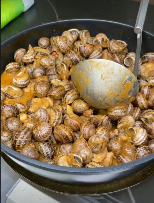 Jordi Cruz tiene claro que los platos no deben ser minimalistas ni escasos: Caracoles y carne a la catalana