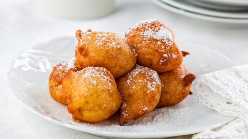 Receta casera de buñuelos de viento y huesos de Todos los Santos