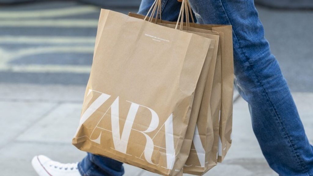 Zara y las tiendas de Inditex empieza a cobrar por sus bolsas chic: por una buena causa