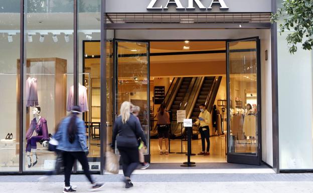 Zara y las tiendas de Inditex empieza a cobrar por sus bolsas chic: por una buena causa