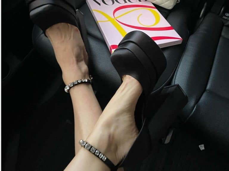 Donatella Versace lo vuelve a hacer: Las famosas caen rendidas a sus zapatos más arriesgados… los Medusa Aevitas