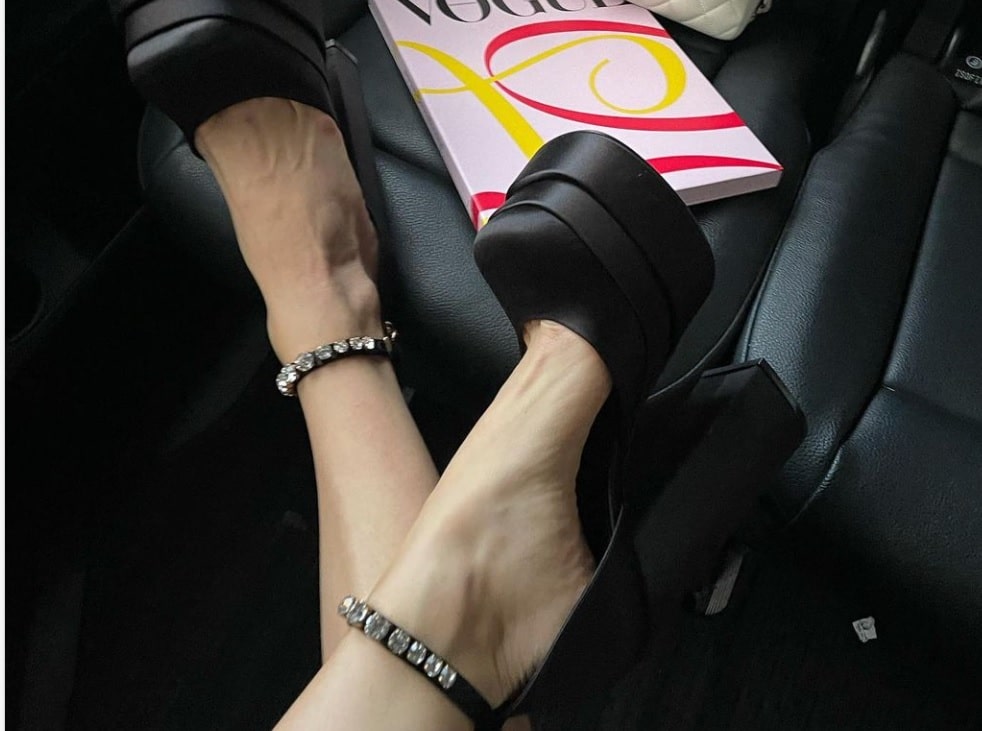 Donatella Versace lo vuelve a hacer: Las famosas caen rendidas a sus zapatos más arriesgados... los Medusa Aevitas