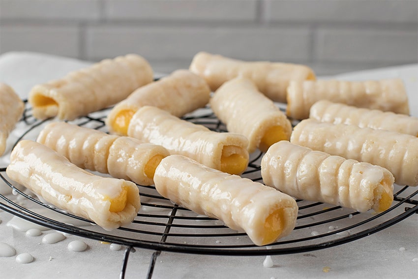 Receta casera de buñuelos de viento y huesos de Todos los Santos